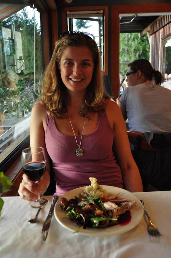 Nosso jantar de comemoração do Thanksgiving Day no Strathcona Lodge, ao lado do Buttle Lake, na Vancouver Island, costa oeste do Canadá